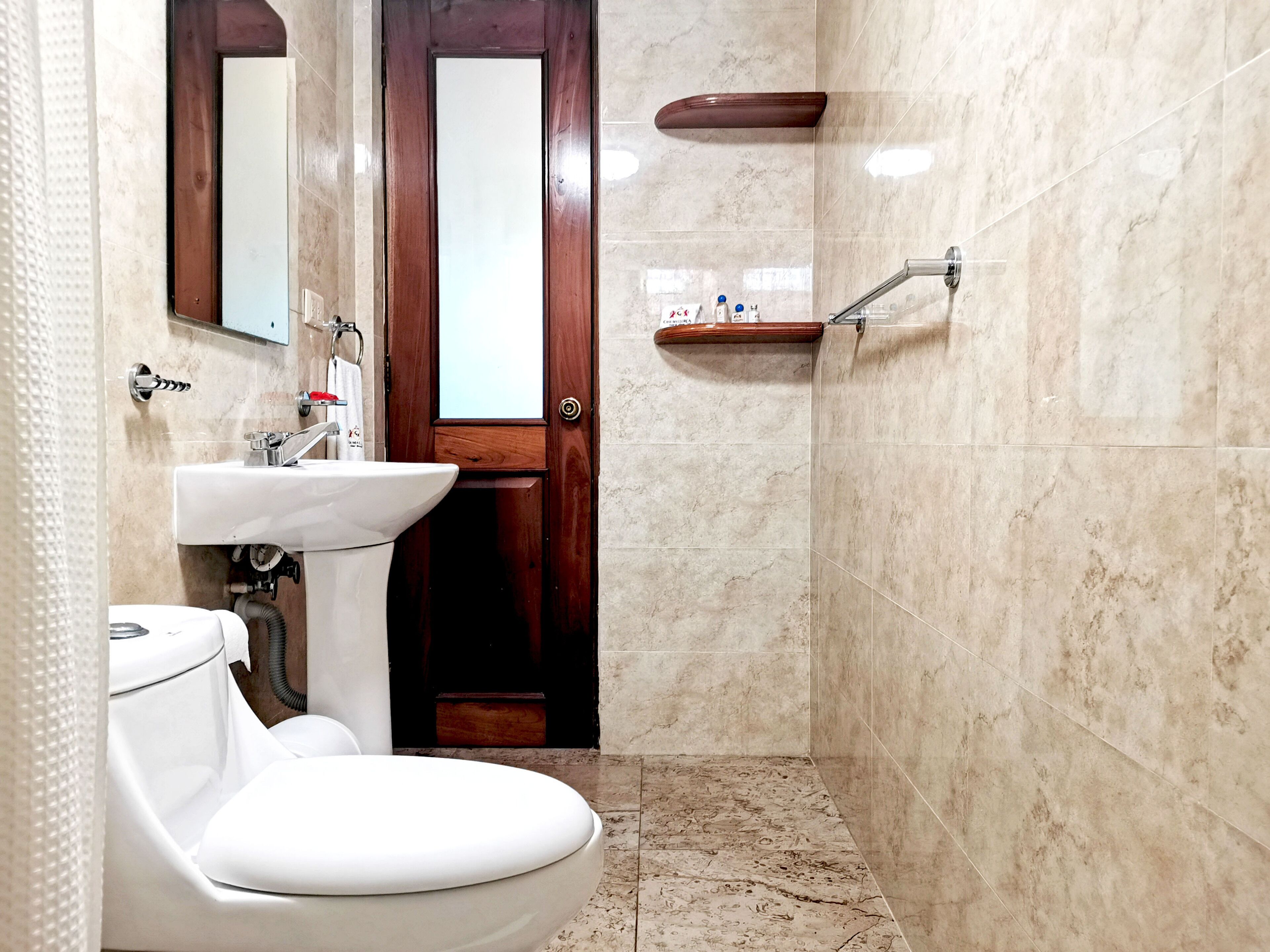 habitacion standard, 1 cama queen size | bathroom | shower, free toiletries, hair dryer, towels