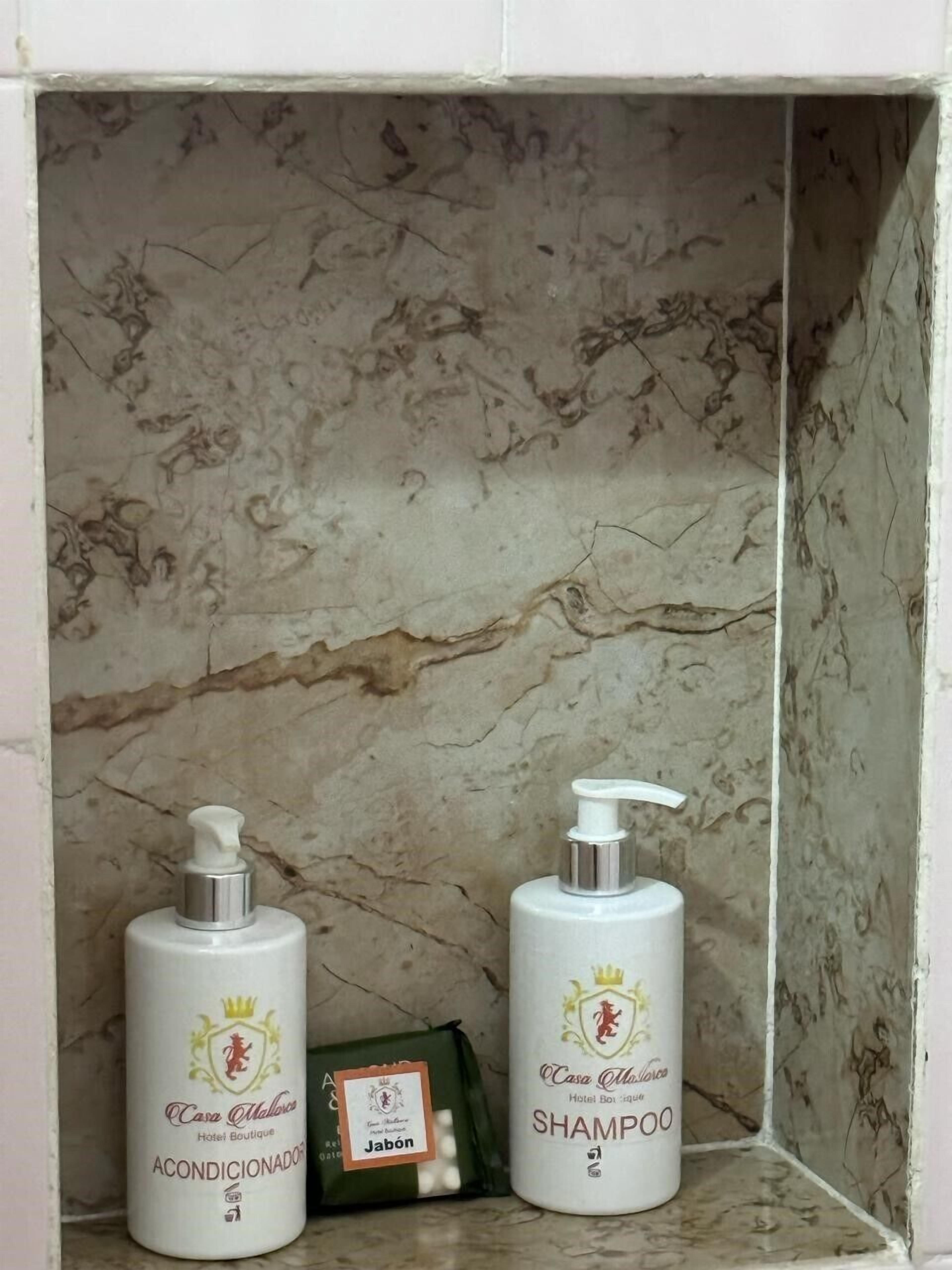 habitacion deluxe, 1 cama queen size | bathroom | shower, free toiletries, hair dryer, towels