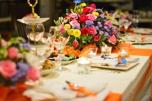 Phục vụ bữa sáng, bữa trưa, bữa tối, món Á 