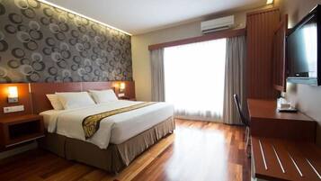 Ropa de cama de alta calidad, escritorio y cortinas blackout