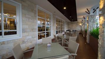 Se sirven desayunos, almuerzos y cenas; cocina asiática