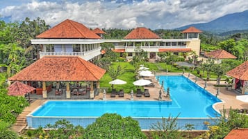 Outdoor pool, sun loungers