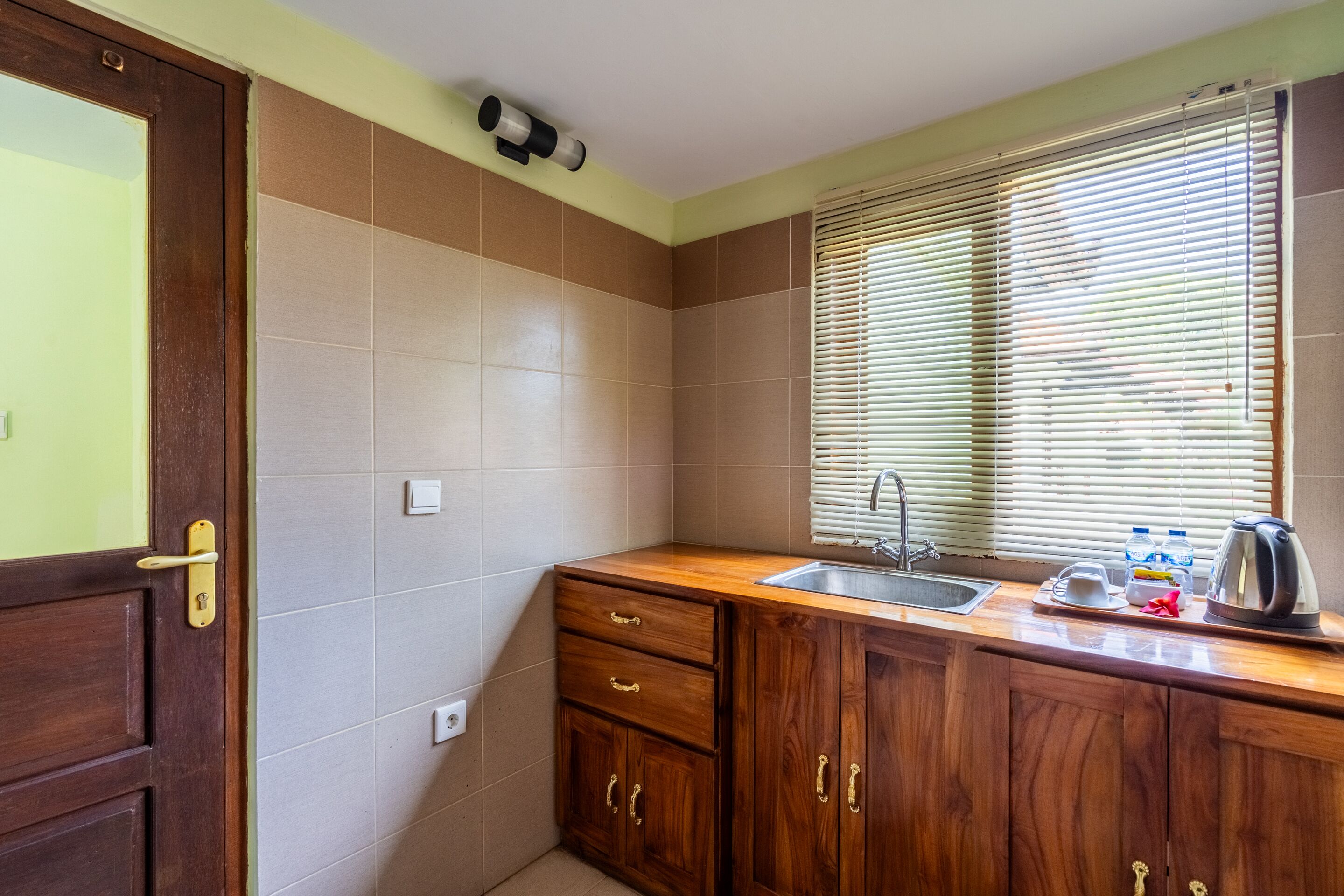 deluxe executive  | private kitchen | fridge, coffee/tea maker, electric kettle