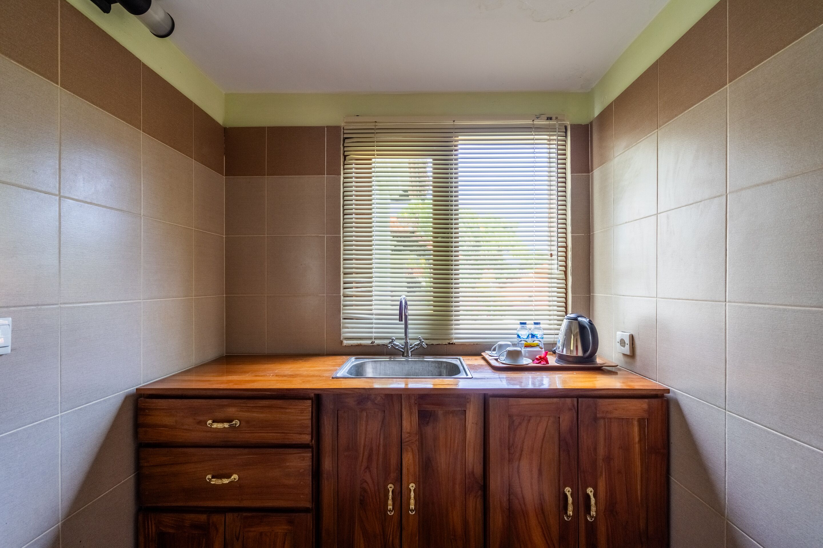 fridge, coffee/tea maker, electric kettle