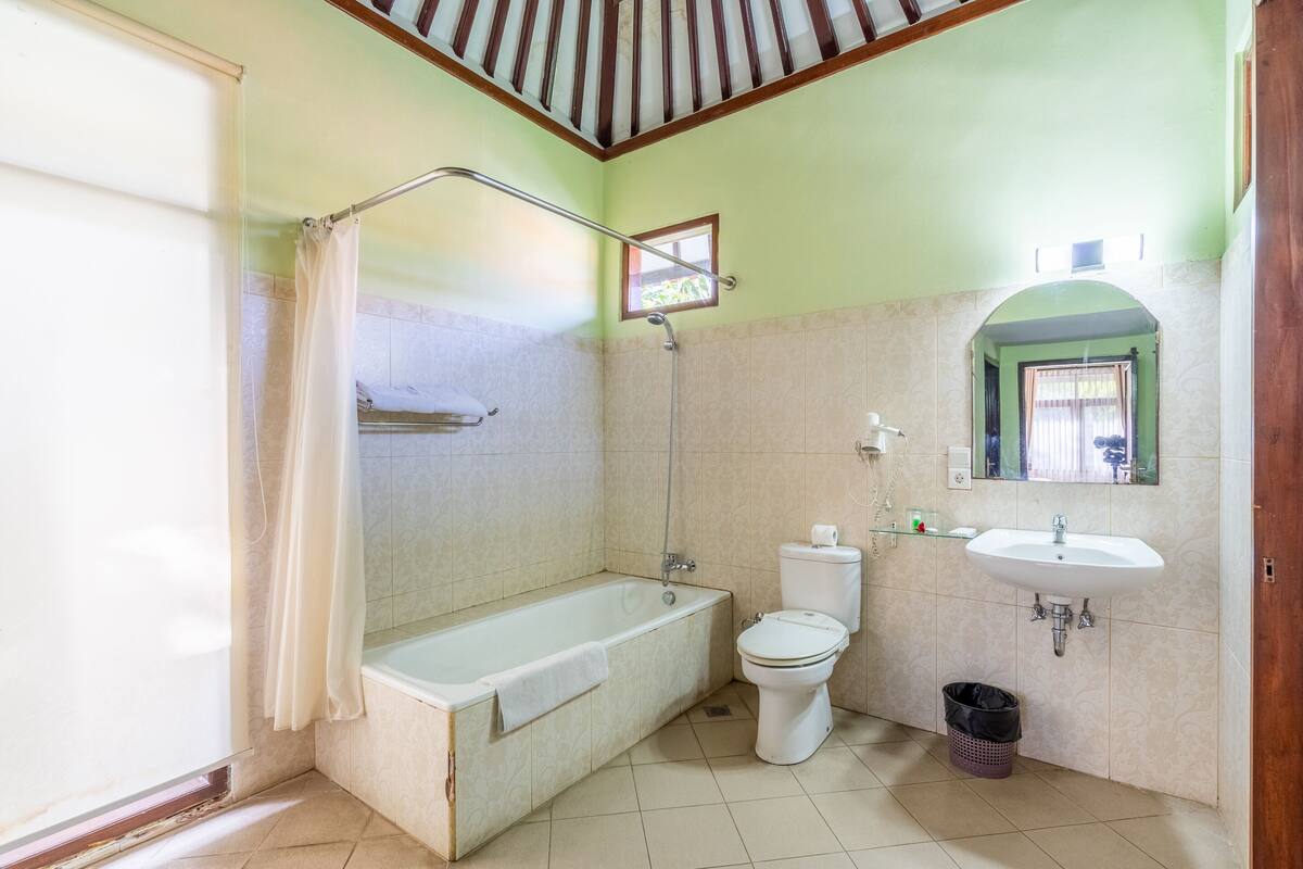 deluxe executive  | bathroom | separate bathtub and shower, deep-soaking bathtub, free toiletries
