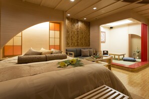 A modern hotel room with a large bed, a seating area, and a small dining table. - Hotel Watergate Okayama - Adults Only (Okayama)