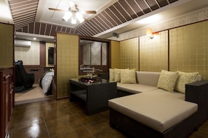 xxx Suite | Down comforters, minibar, individually decorated, individually furnished