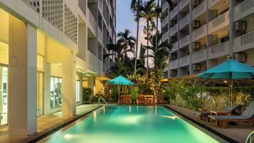 Una piscina al aire libre