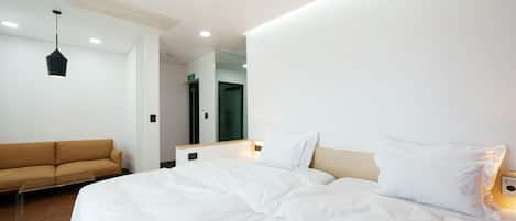 Deluxe-Zweibettzimmer (Netflix Available) | Zimmersafe, Schreibtisch, Verdunkelungsvorhänge, schallisolierte Zimmer