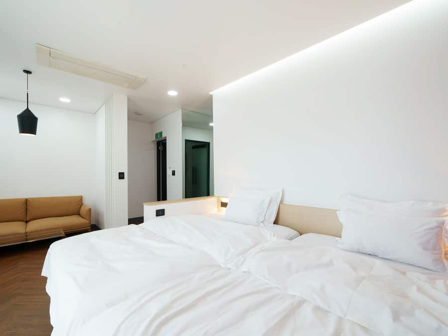 Caja de seguridad en la habitación, escritorio y cortinas blackout