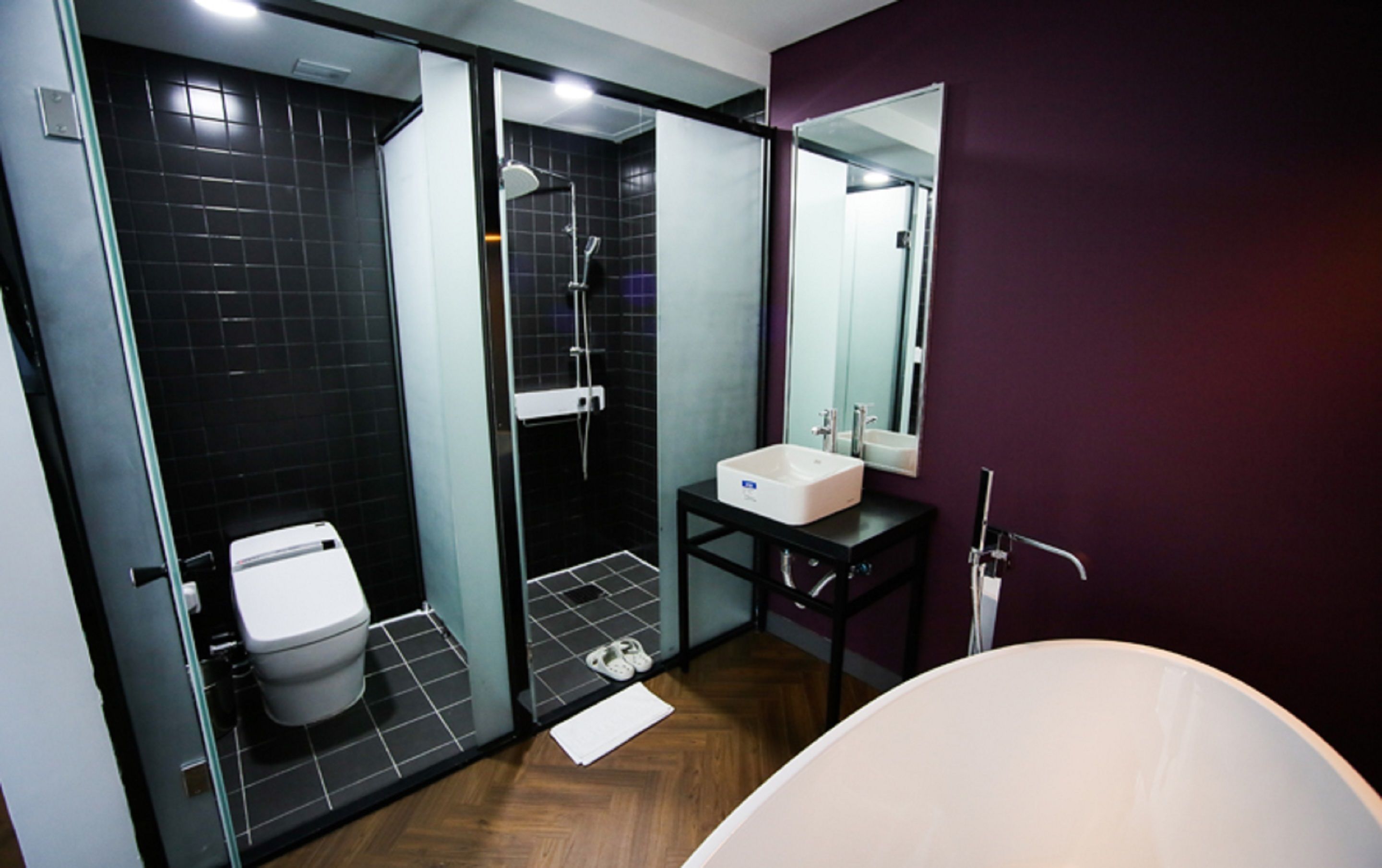 grand room (netflix available) | bathroom | combined shower/bathtub, deep-soaking bathtub, free toiletries, slippers