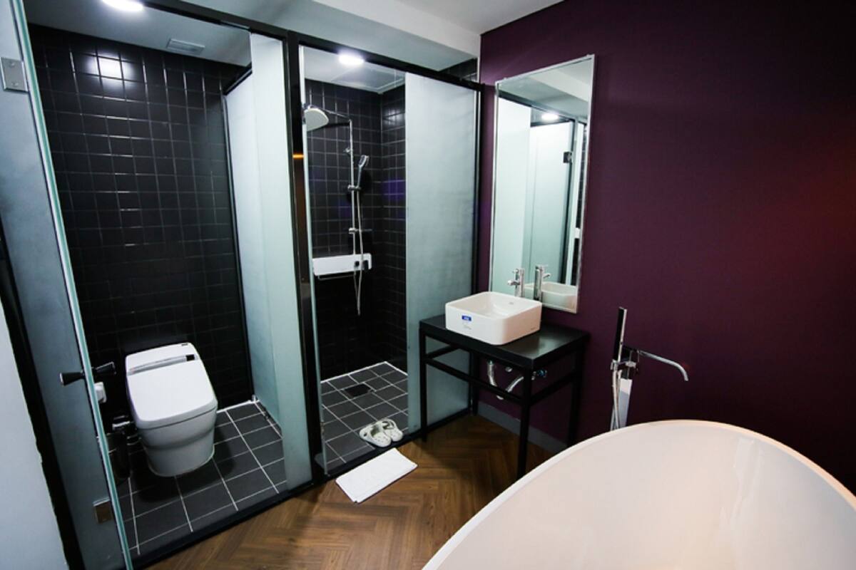 grand room (netflix available) | bathroom | combined shower/bathtub, deep-soaking bathtub, free toiletries, slippers