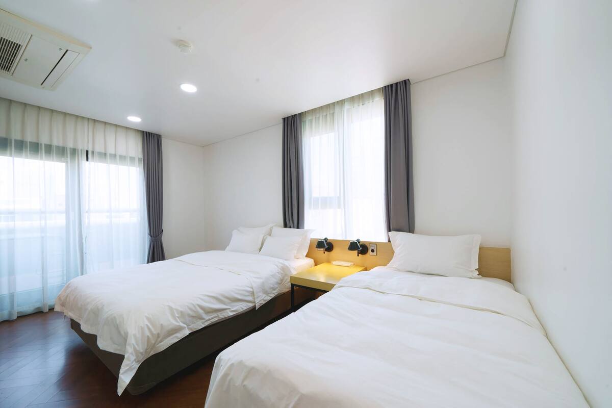 deluxe room (netflix available) | in-room safe, desk, blackout curtains, soundproofing