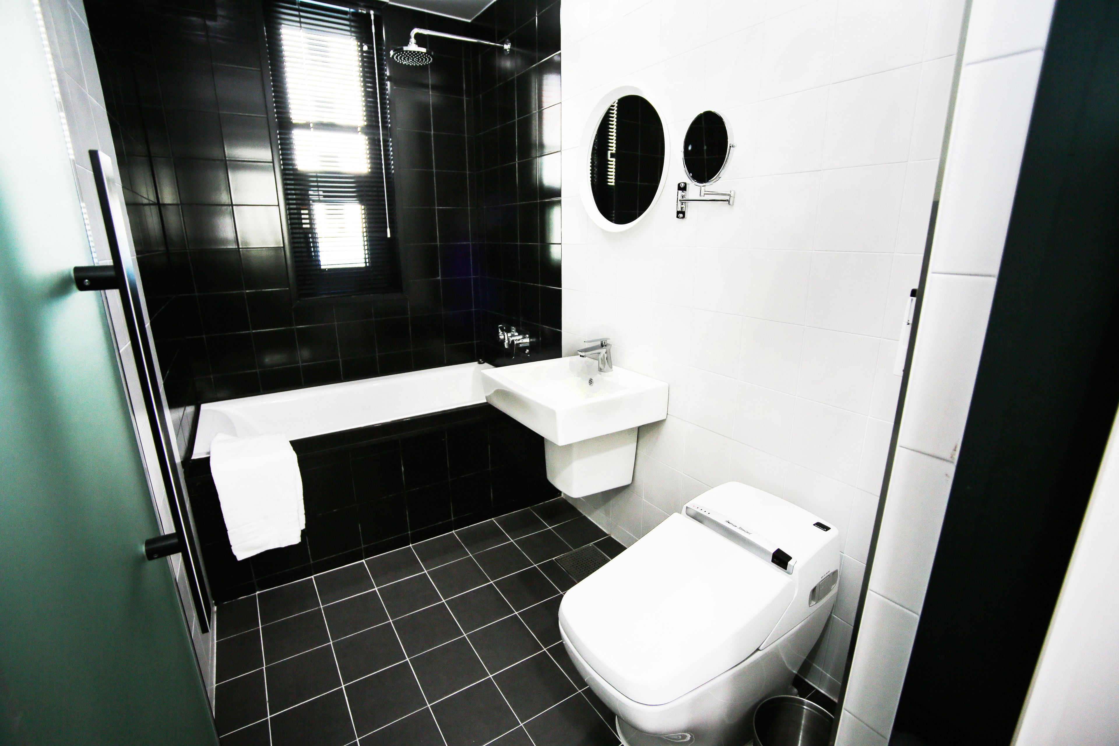 deluxe room (netflix available) | bathroom | combined shower/bathtub, deep-soaking bathtub, free toiletries, slippers