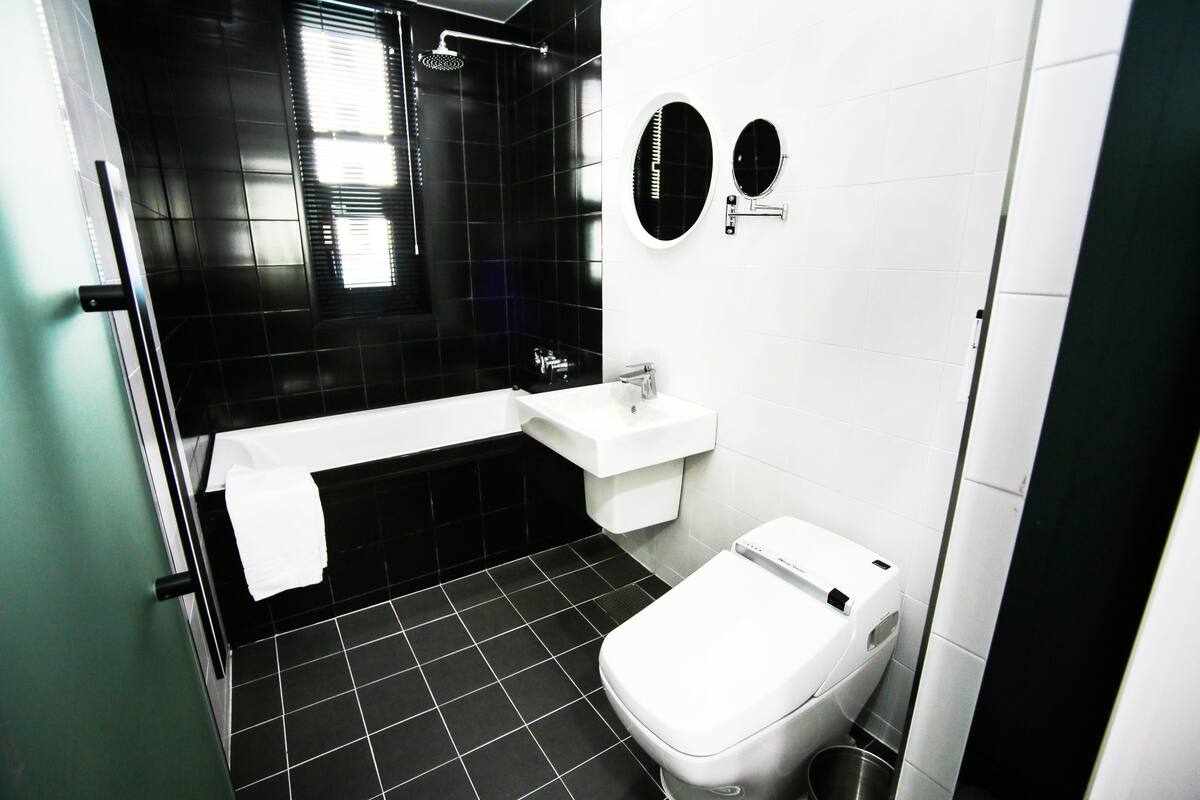 deluxe room (netflix available) | bathroom | combined shower/bathtub, deep-soaking bathtub, free toiletries, slippers