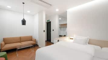 Phòng 2 giường đơn Deluxe (OTT Available) | Két bảo mật tại phòng, bàn, màn/rèm cản sáng, phòng cách âm