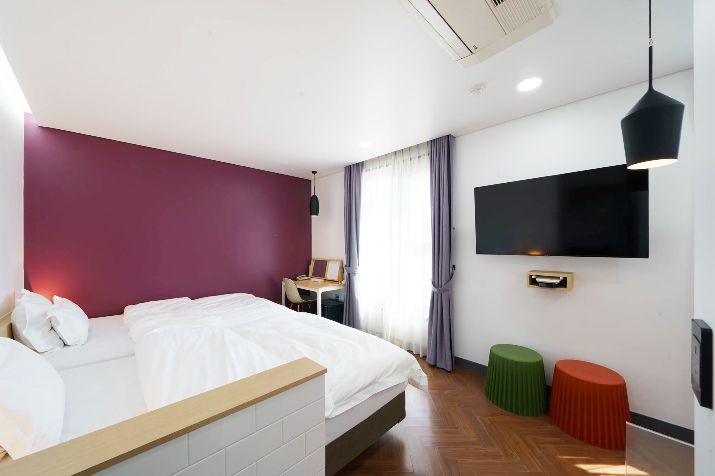 غرفة ديلوكس بسريرين منفصلين (Netflix Available) | خزنة داخل الغرفة ومكتب وستائر تعتيم وتجهيزات عازلة للصوت