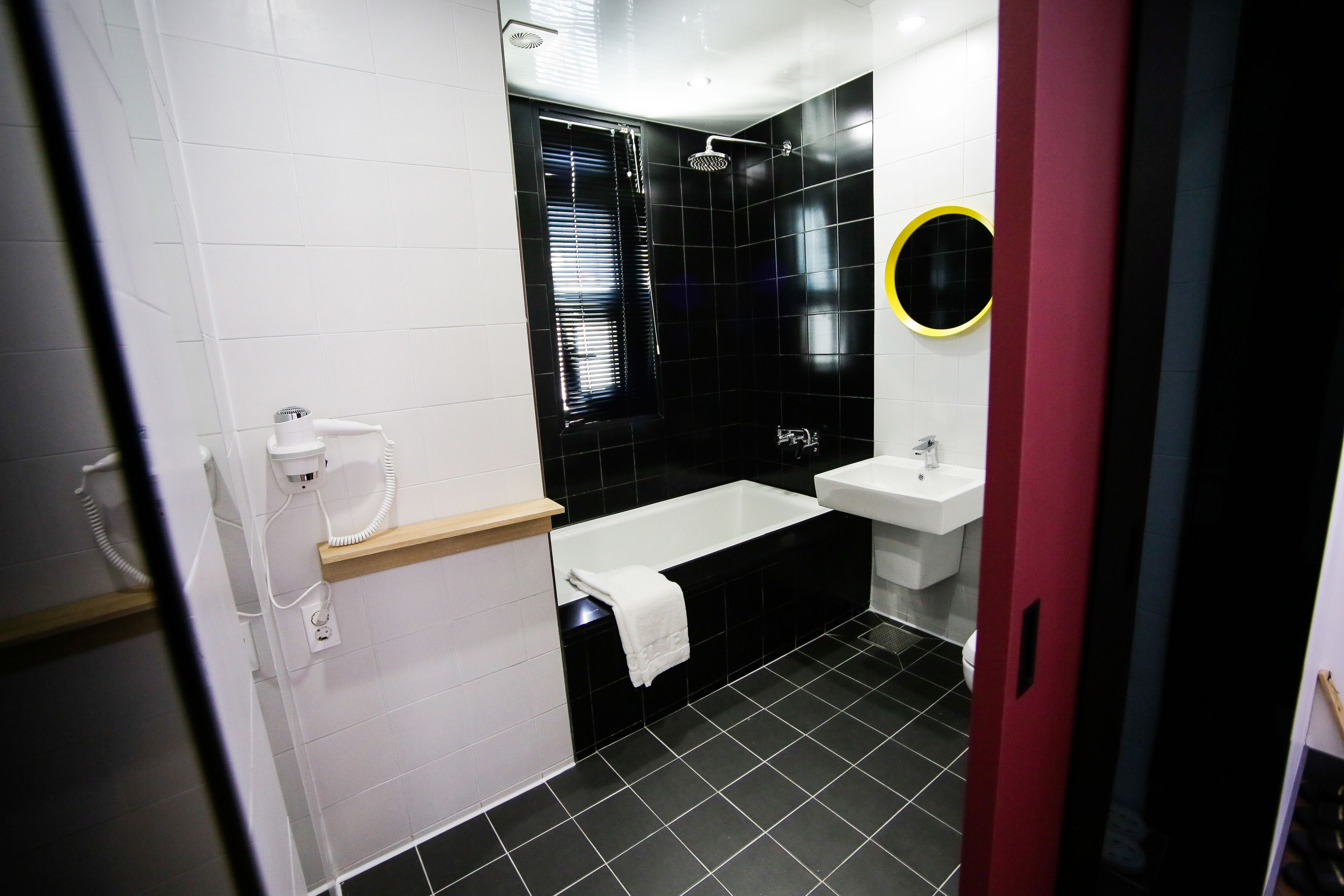 combined shower/bathtub, deep-soaking bathtub, free toiletries, slippers