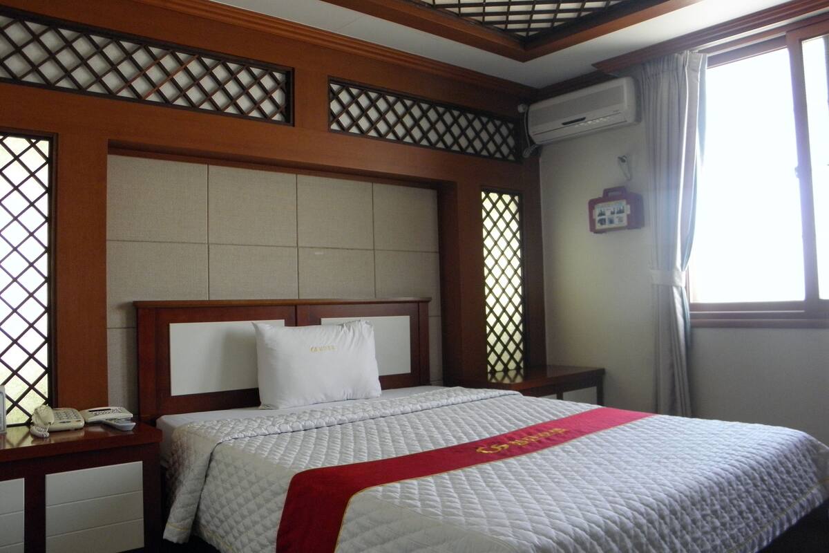 Minibar, desk, free WiFi