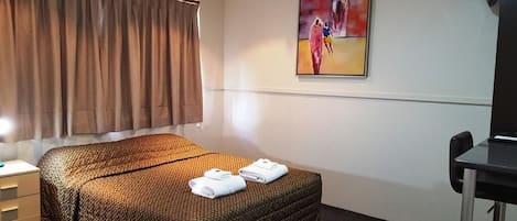 ألحفة محشوة بالريش ومكواة/لوح كي وأسرّة أطفال/رضّع (مجانًا)