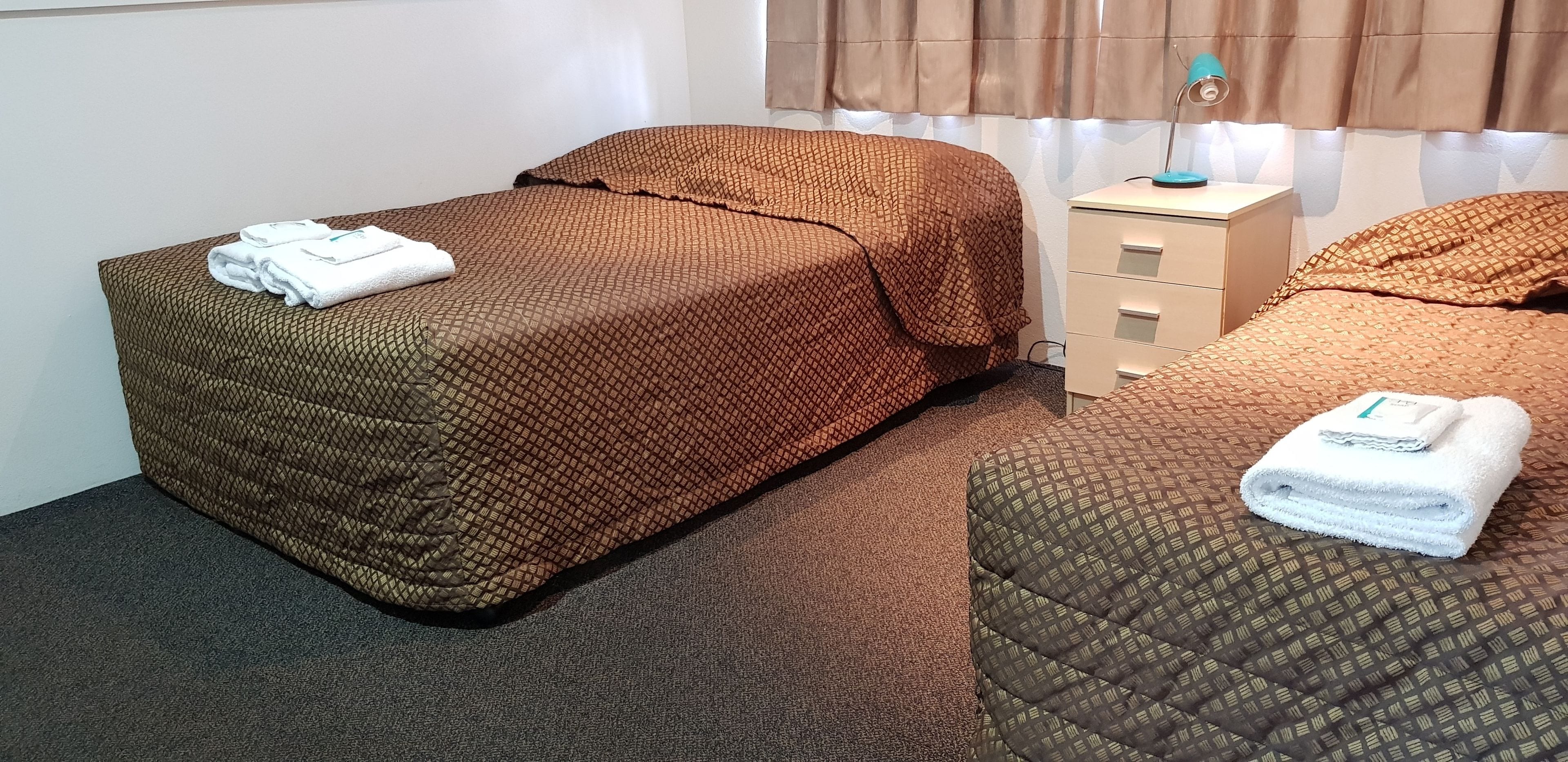 motel deluxe twin share | down duvets, iron/ironing board, free cots/infant beds, free wifi