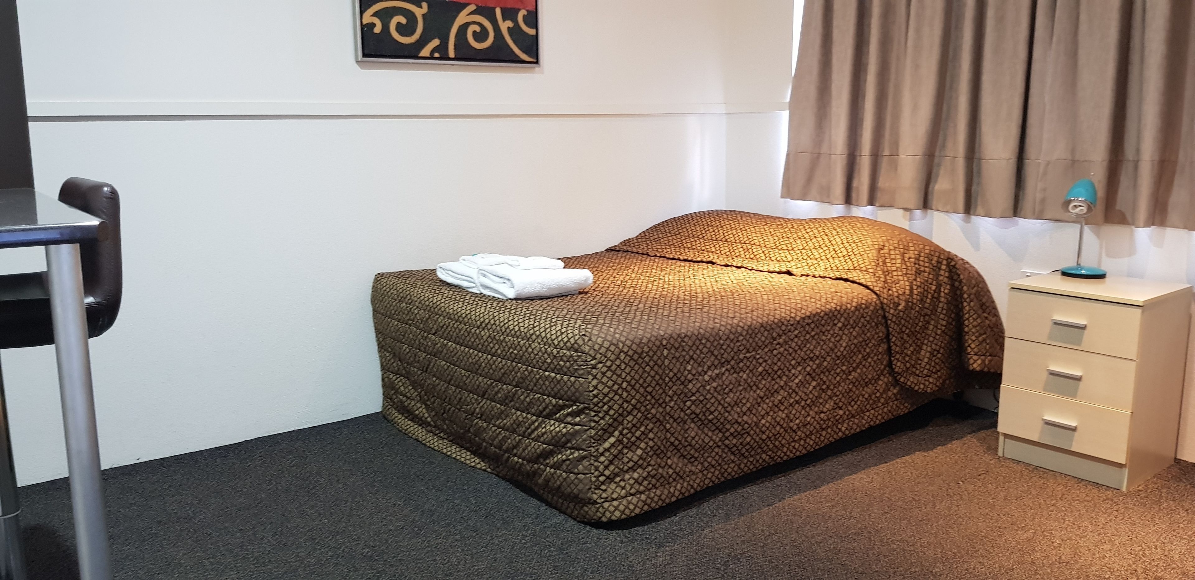 motel deluxe unit | down duvets, iron/ironing board, free cots/infant beds, free wifi