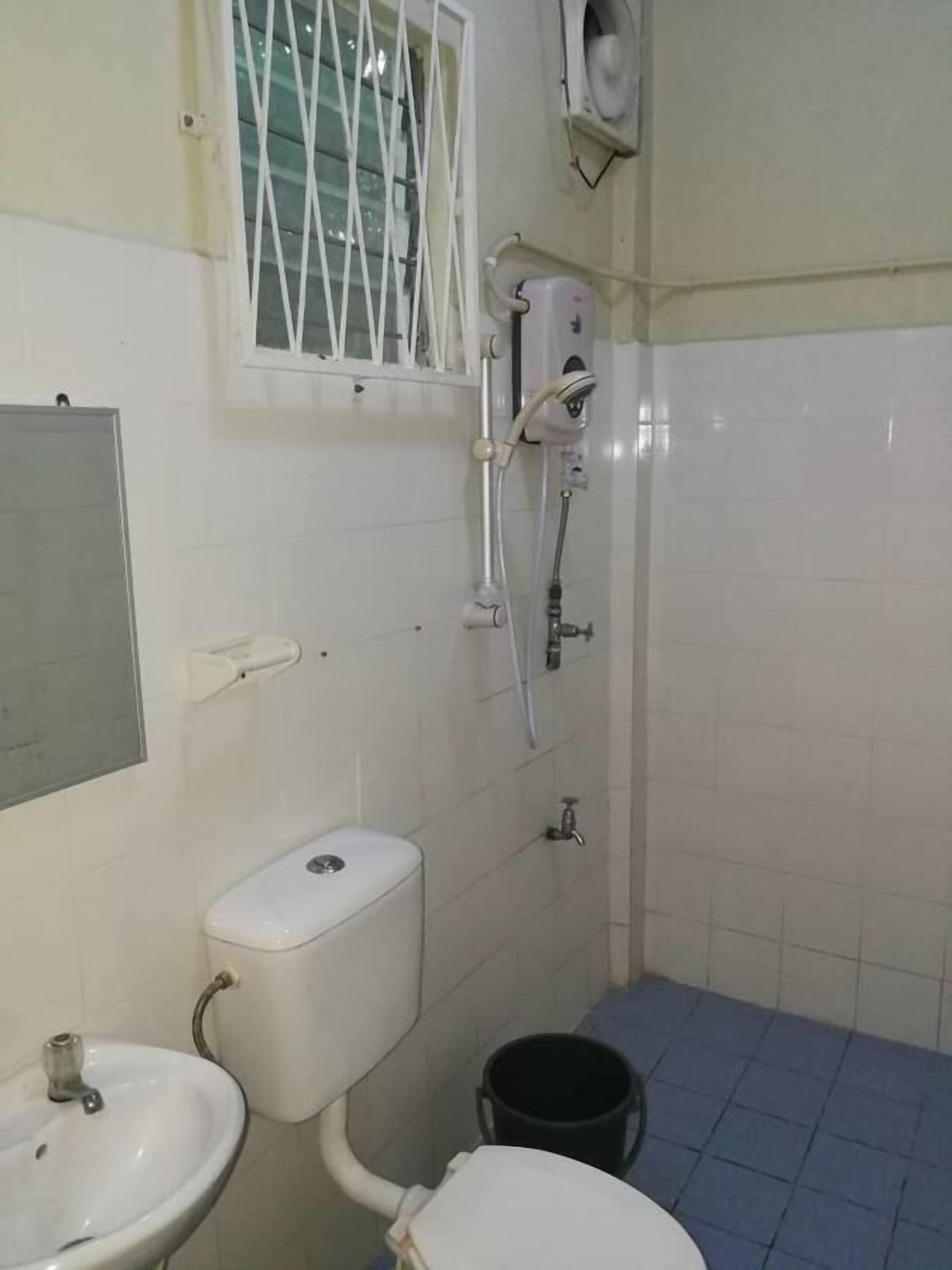 Aircond Queen | Bathroom | Shower, slippers, towels