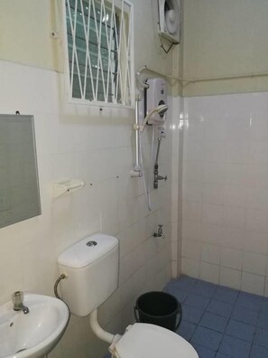 Aircond Queen | Bathroom