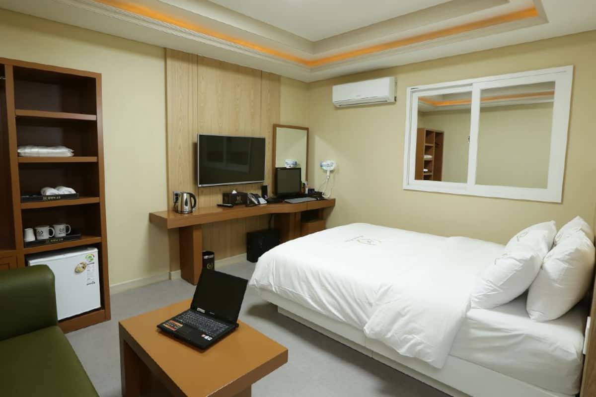 Peralatan tempat tidur premium, meja, Wi-fi percuma 