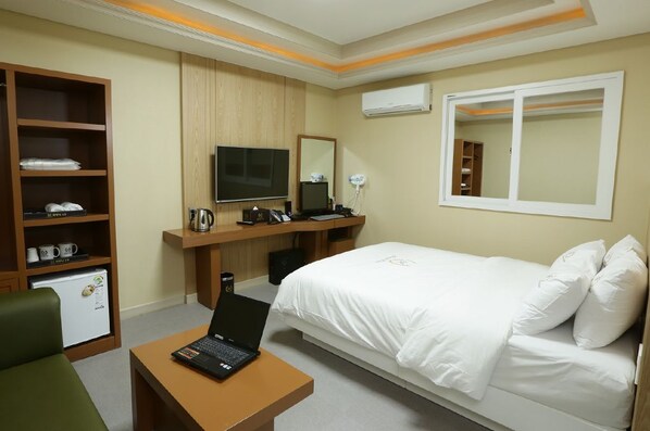 Premium bedding, desk, free WiFi