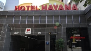 The entrance to Hotel Habana with a sign indicating parking and entrance directions. - Havana Hotel (Gwangju)