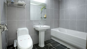 Combined shower/tub, rainfall showerhead, designer toiletries
