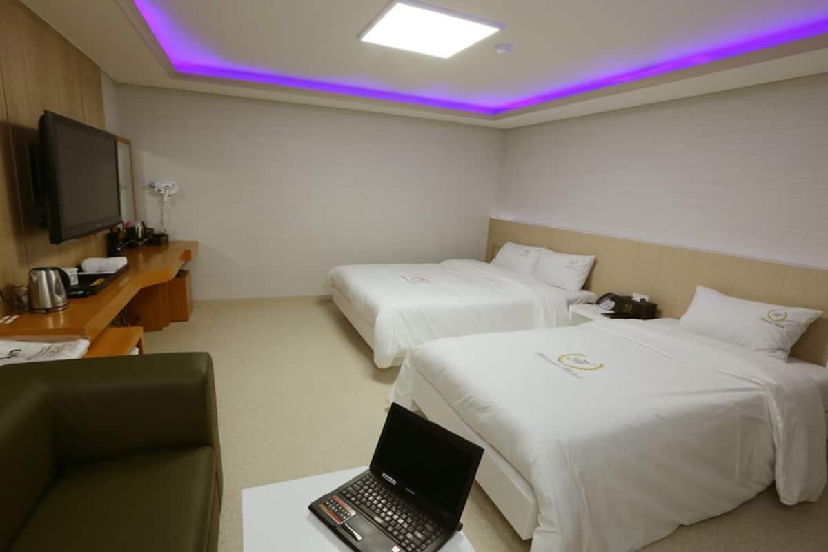 Peralatan tempat tidur premium, meja, Wi-fi percuma 