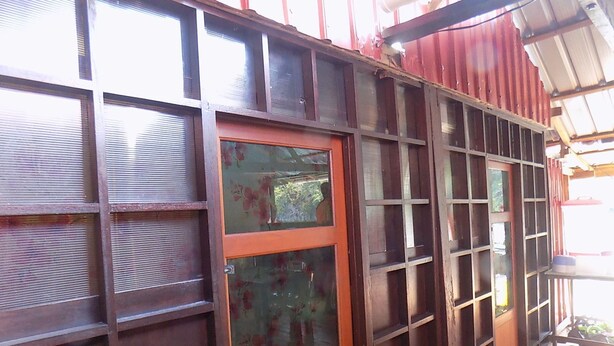 Una habitación tradicional japonesa con puertas correderas y suelo de madera.