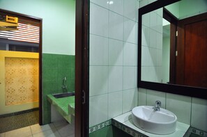 Camera Standard | Bagno | Doccia, set di cortesia gratuito, accappatoio, asciugamani