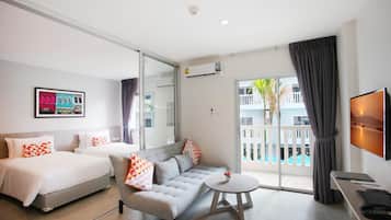 Deluxe Suite King Bed, Non Smoking | 客厅 | 32-英寸液晶电视 (配备有线频道)、电视