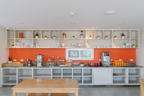 Daily continental breakfast for a fee - Recenta Suite Phuket Suanluang (Wichit)