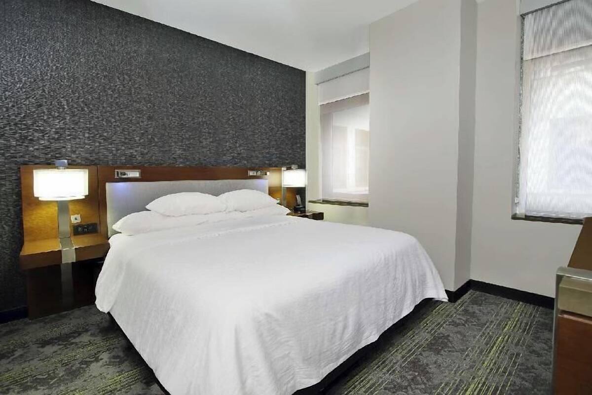 Ropa de cama de alta calidad y caja de seguridad en la habitación