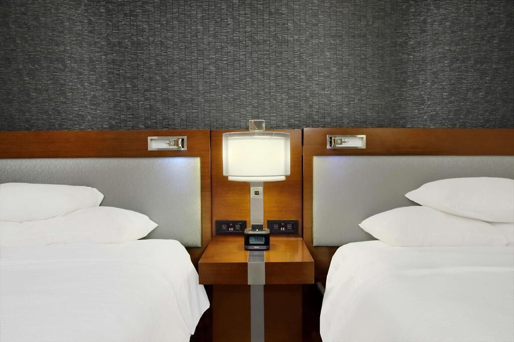 Ropa de cama de alta calidad y caja de seguridad en la habitación 