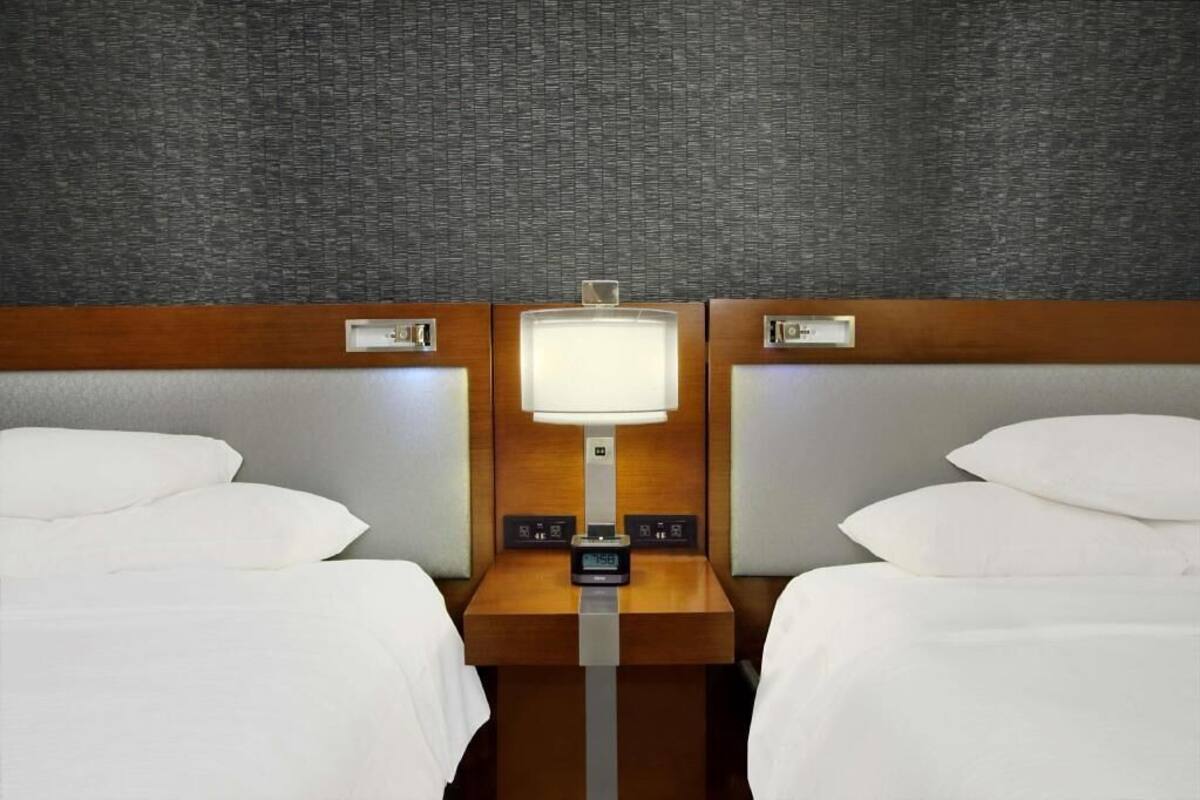 Ropa de cama de alta calidad y caja de seguridad en la habitación