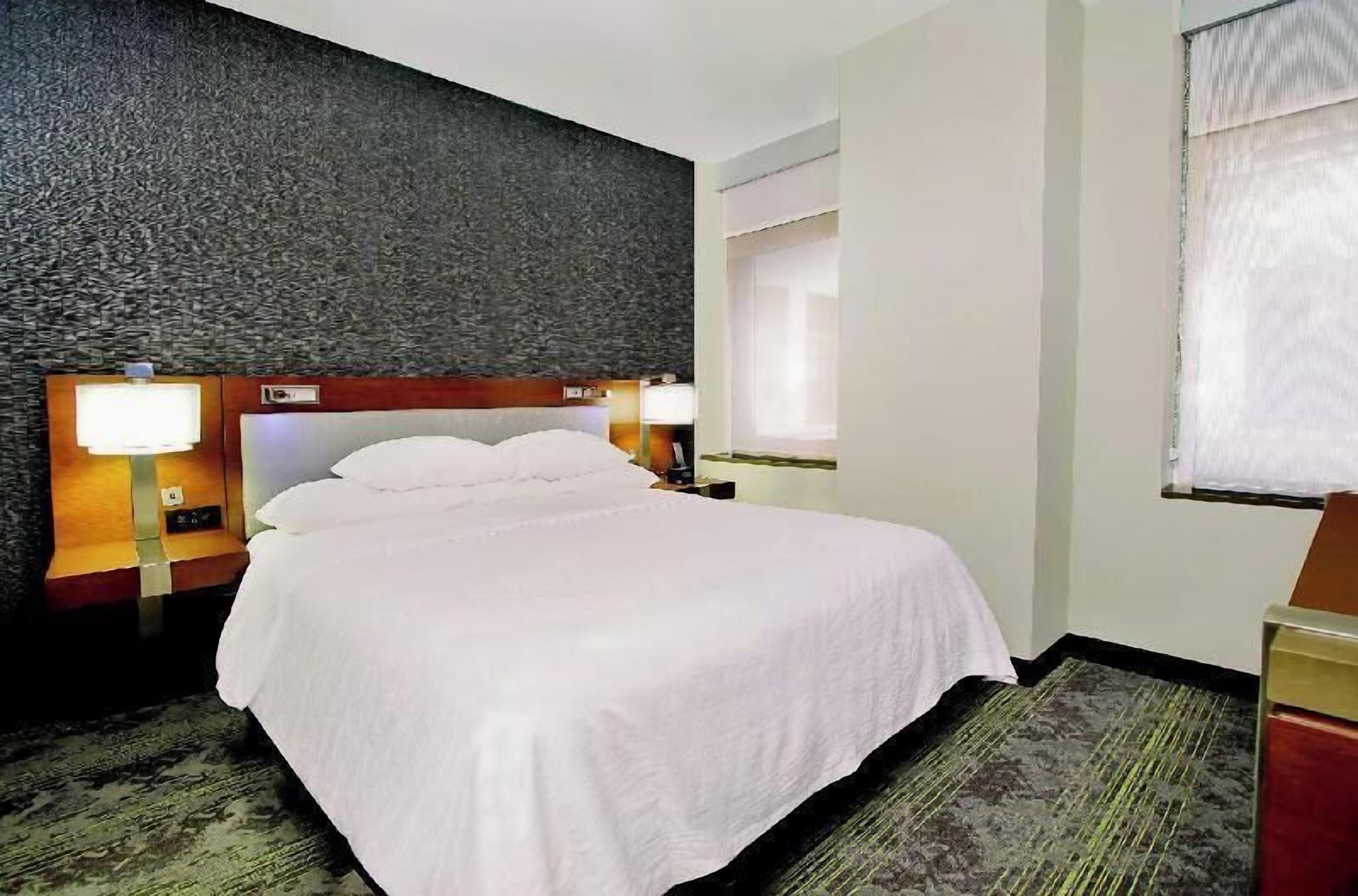 Ropa de cama de alta calidad y caja de seguridad en la habitación 
