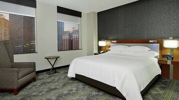 Roupas de cama premium, cofres nos quartos, escrivaninha