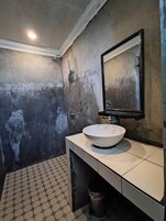 Ducha, secador de pelo, pantuflas, bidet