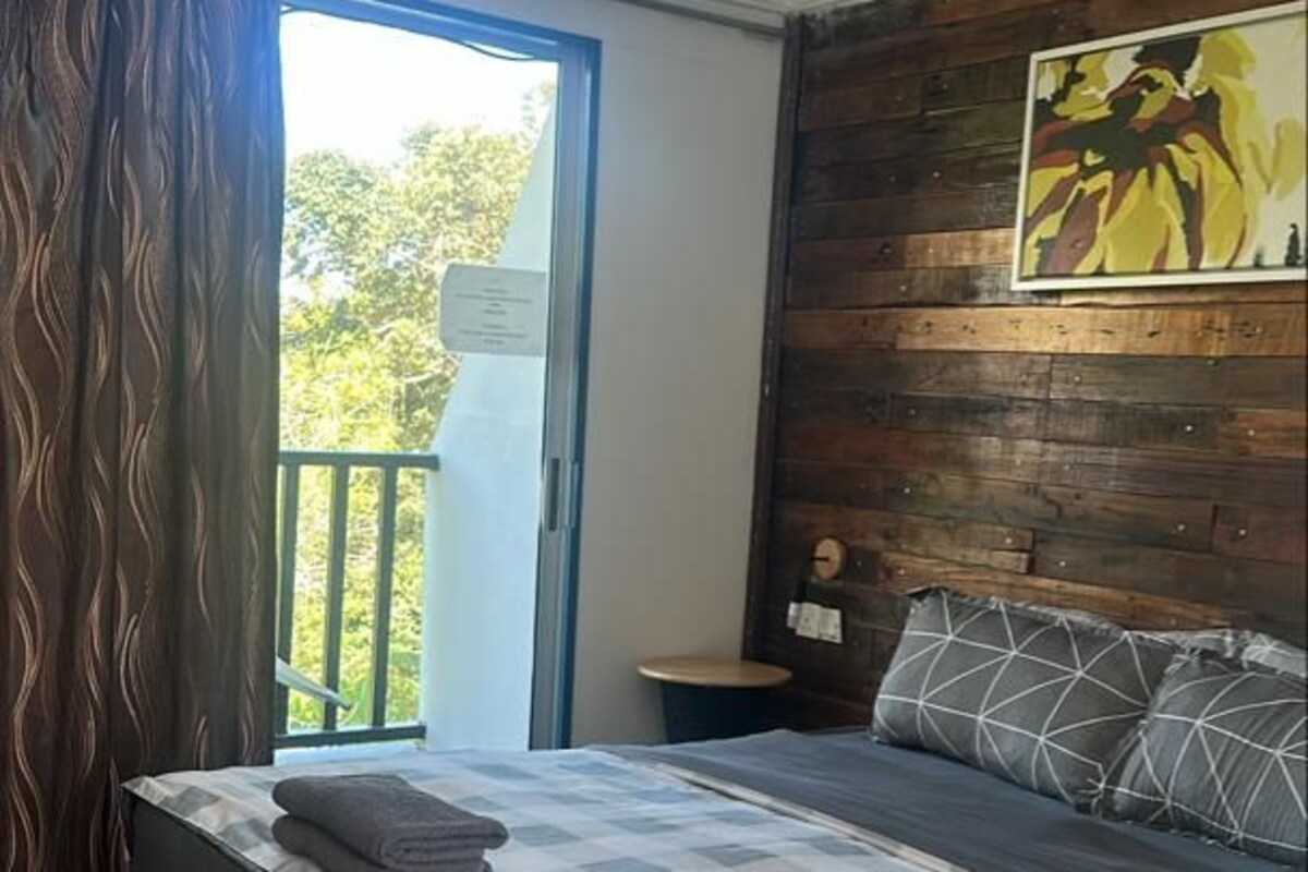 Standard Room, 1 Queen Bed | 2 bedrooms, WiFi (free), bed sheets