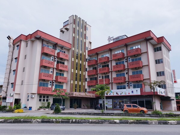 A multi-story hotel with balconies, a central vertical feature, and a sign indicating it is a hotel. - Champcity Hotel (Kuantan)