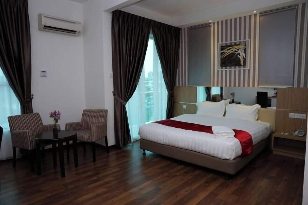 In-room safe, desk, free WiFi