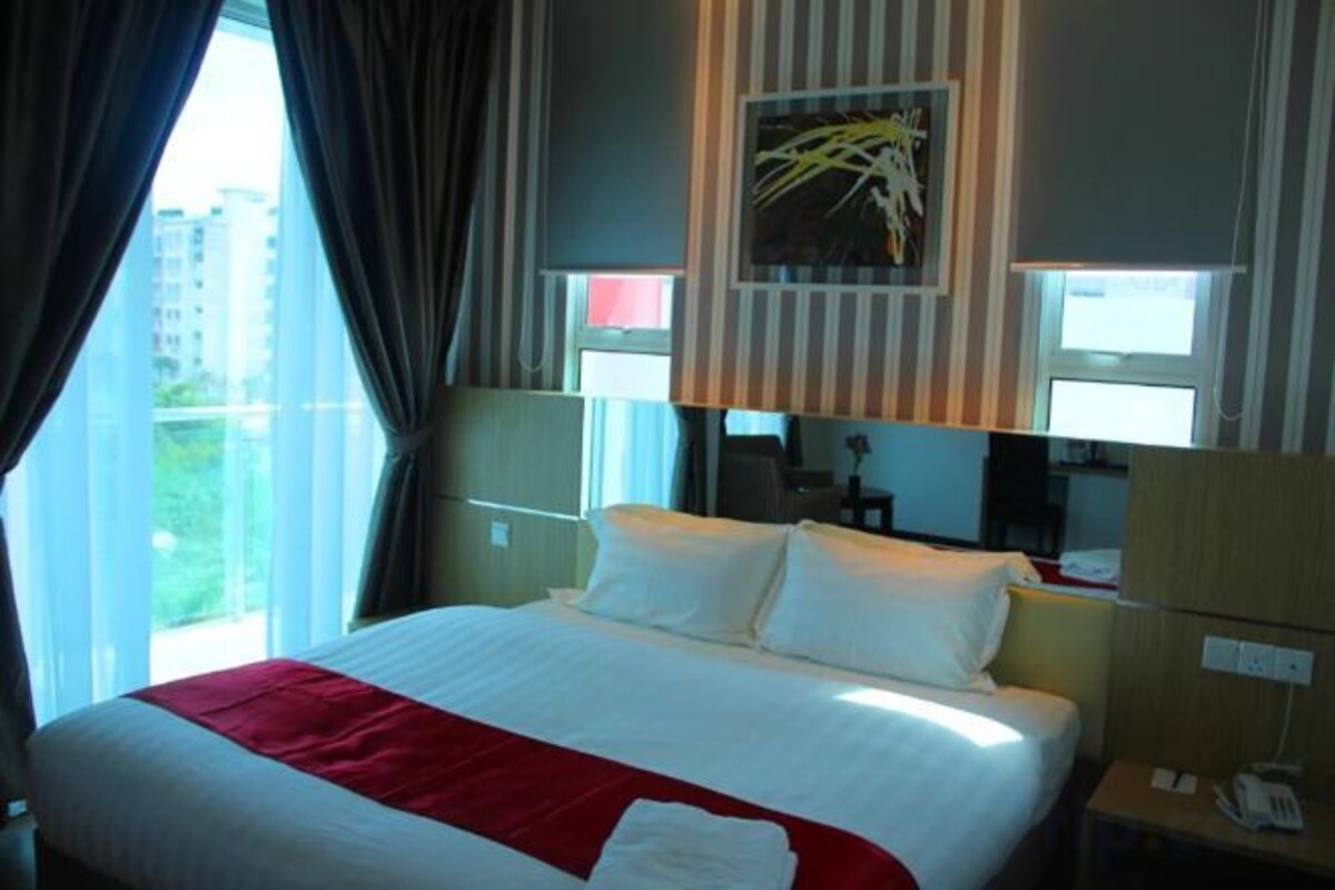 In-room safe, desk, WiFi (free)