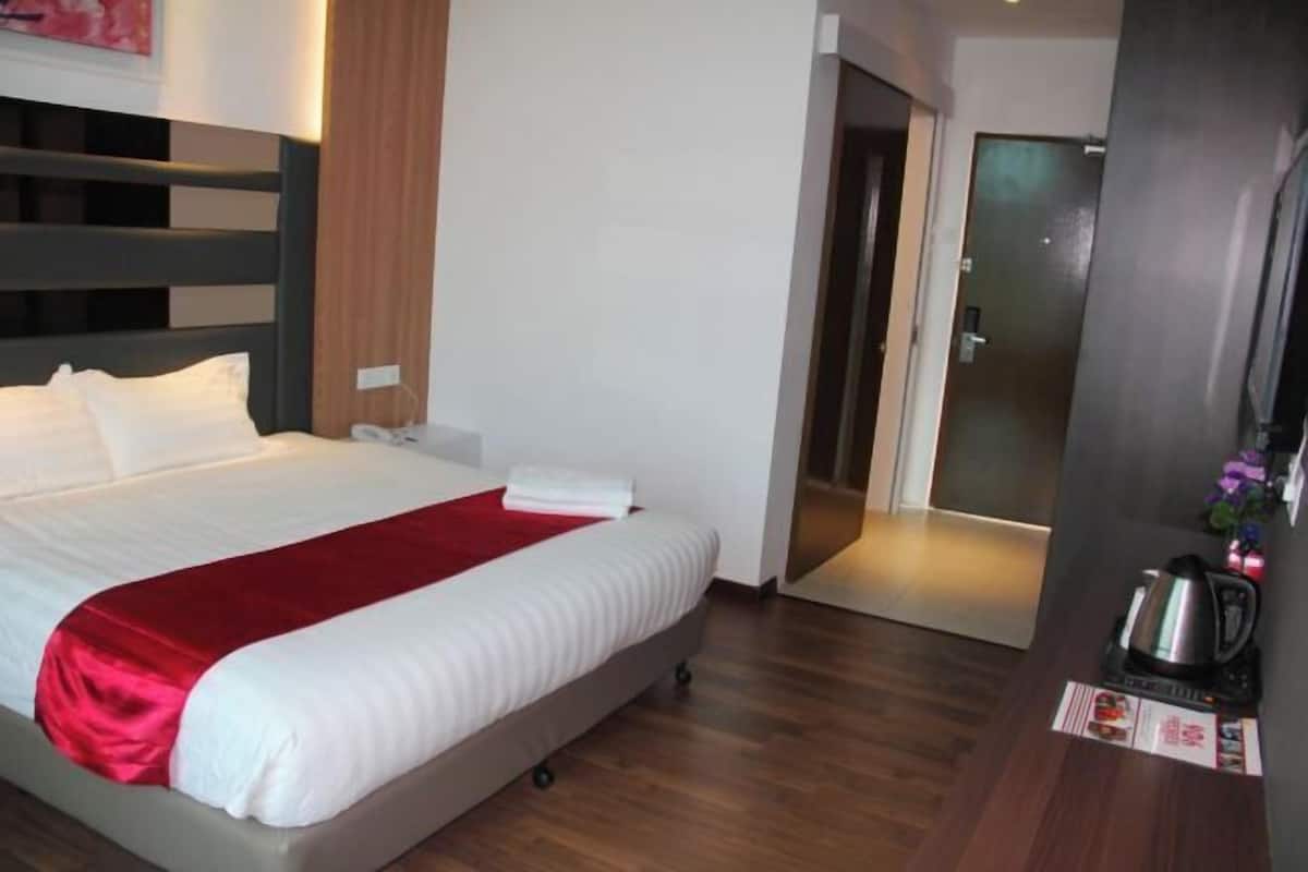 In-room safe, desk, free WiFi