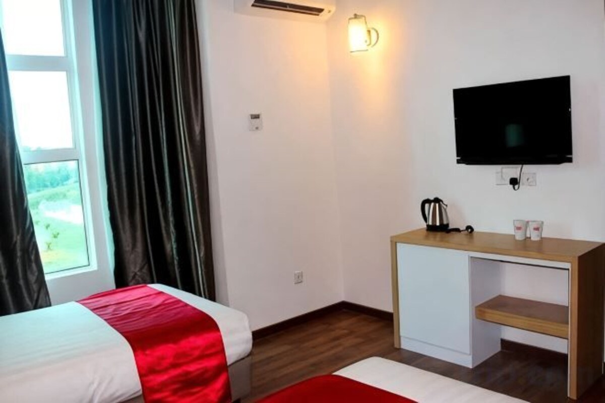 In-room safe, desk, WiFi (free)