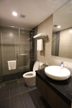 Executive Deluxe Suite | Bathroom | Shower, free toiletries, hair dryer, bathrobes - Nexus Business Suite Hotel (Shah Alam)